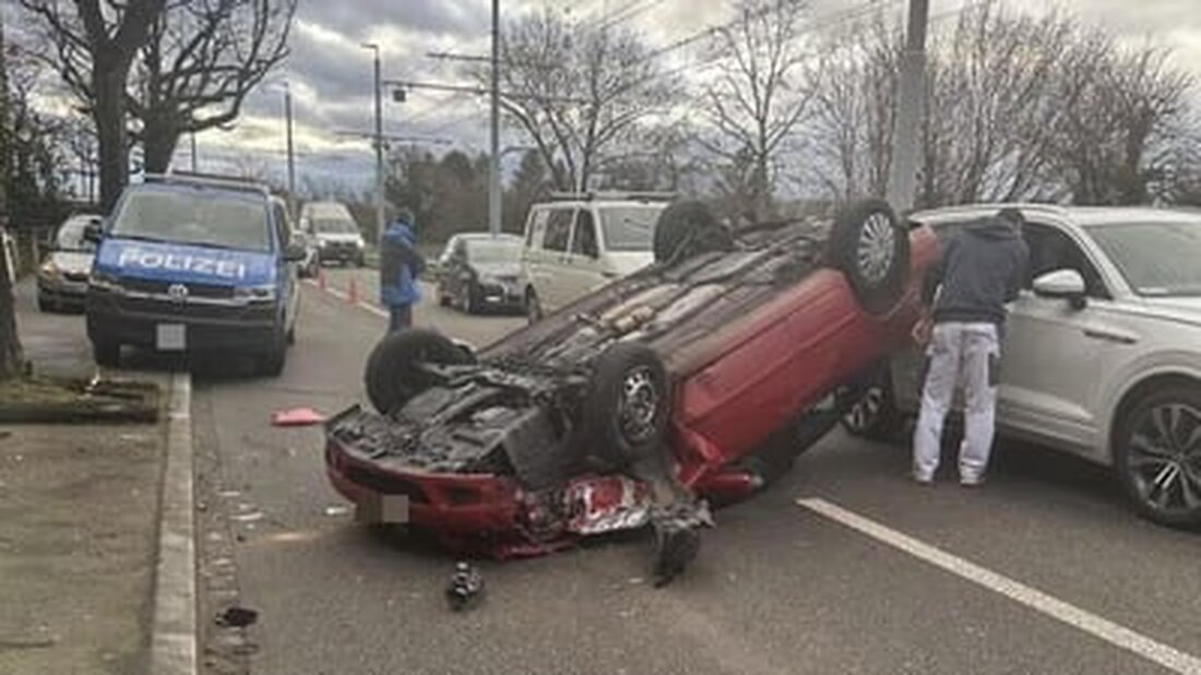 Eine 85-jährige Autofahrerin verlor in Riehen die Kontrolle und prallte gegen einen Baum. Die Aeussere Baselstrasse bleibt bis 17.00 Uhr gesperrt.