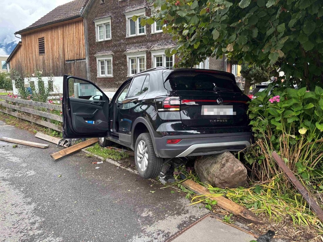 Eine 86-jährige Autofahrerin verursachte in Flums einen Selbstunfall. Sie blieb unverletzt, das Auto erlitt Totalschaden.
