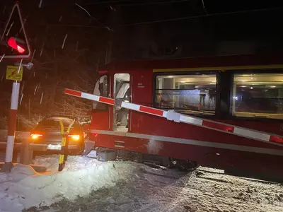 Auto rutscht unter Schranke: Zugcrash in Pontresina!
