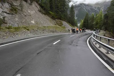 Motorradunfall in Zernez: Zwei Verletzte nach Sturz bei Regen!