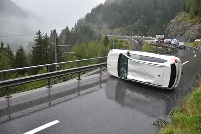Schock-Unfall auf Oberalpstrasse: Auto kippt und blockiert die Straße!
