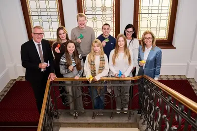Schüler formen Friedenstauben für Kinderrechte in Vaduz!