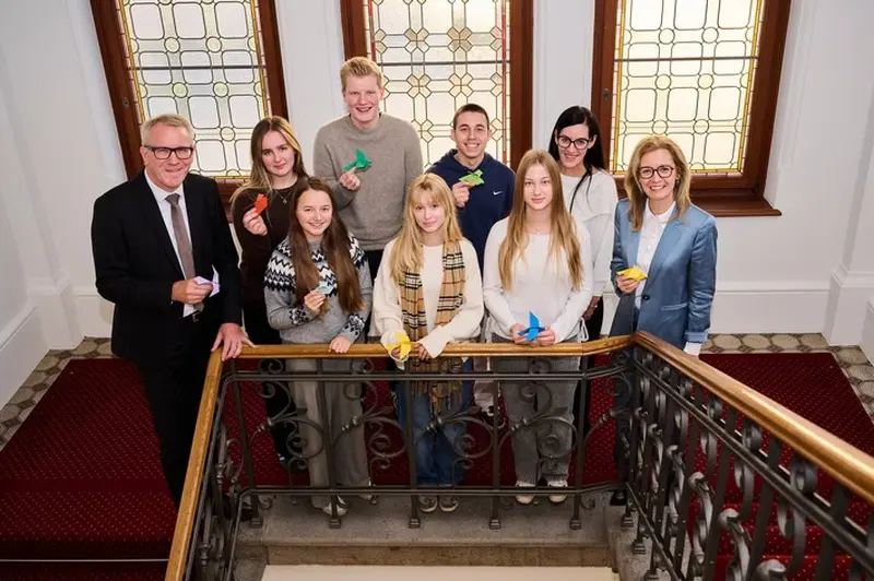 Schüler formen Friedenstauben für Kinderrechte in Vaduz!