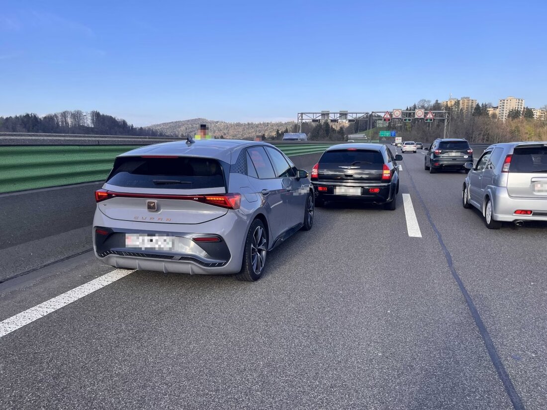 Auffahrkollision auf der A1 bei St. Gallen führt zu Stau. Glücklicherweise keine Verletzten, aber Sachschaden in fünfstelliger Höhe.