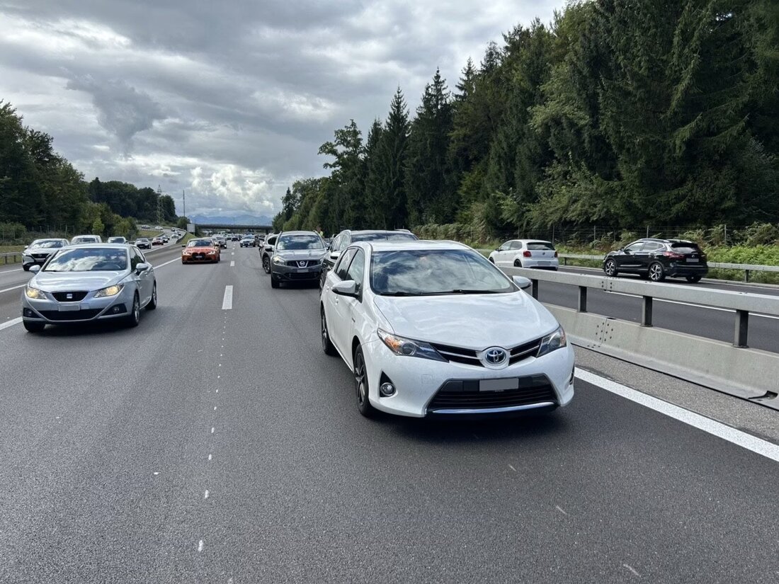 Auf der A1 bei Othmarsingen ereignete sich am 30. August 2025 eine Auffahrkollision mit fünf Autos. Zwei Verletzte.