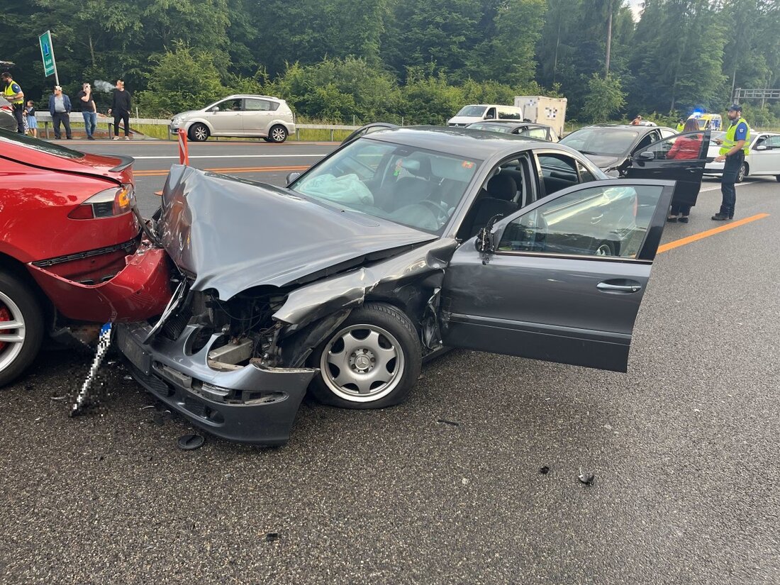 Bei einem Auffahrunfall auf der A1 bei Lenzburg am Samstag abend kollidierten fünf Fahrzeuge. Vier Personen verletzten sich leicht, Sachschaden über 100'000 Franken.