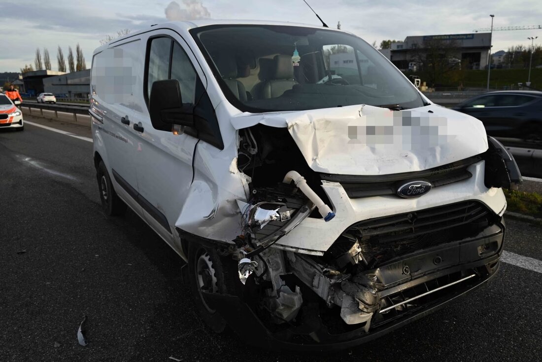 Auffahrkollision auf der A1 bei Niederuzwil: Zwei Personen leicht verletzt, Verkehrsbehinderungen während Unfallaufnahme.