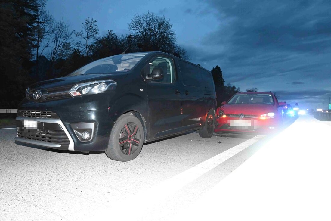 Auffahrunfall auf der A13 bei Haag am 23.10.2025 morgens: Ein schwerer Rückstau, aber keine Verletzten und hoher Sachschaden.