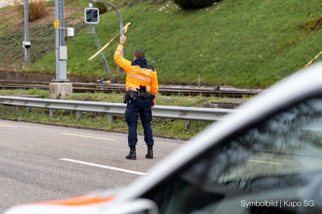 Kantonspolizei St.Gallen verzeiht 14 Autofahrern wegen Missachtung von Überkopfsignalen auf der A15 bei Schmerikon.