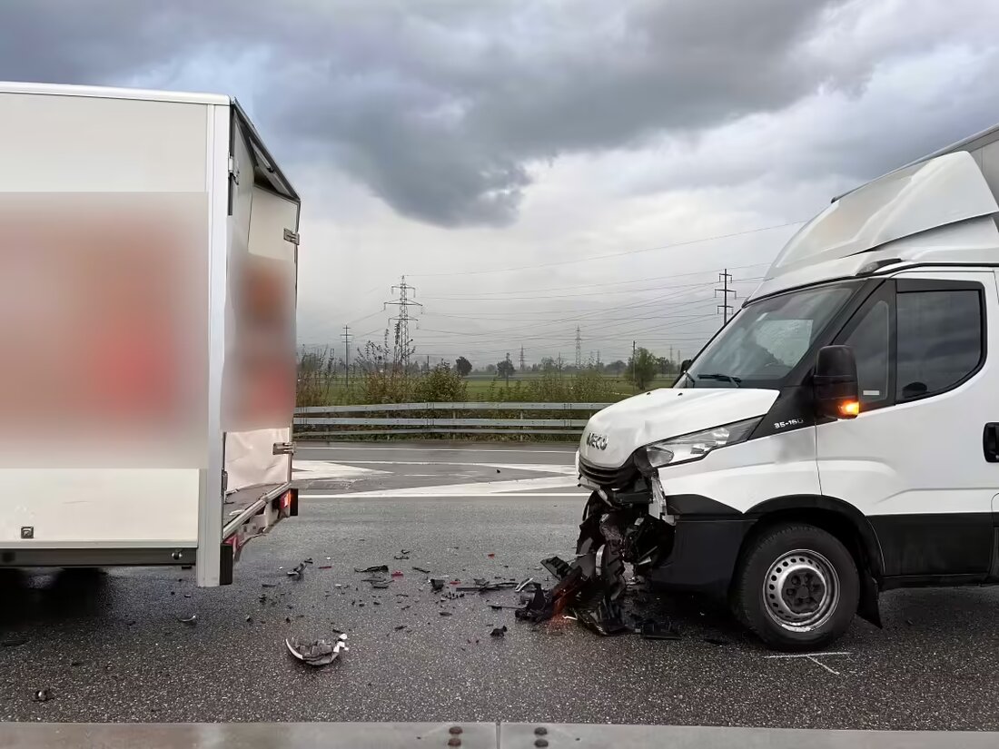 Auffahrkollision auf der A15 in Tuggen: Zwei Lieferwagen prallen auf Auto, ein leicht verletzter Fahrer, Sachschaden entstanden.