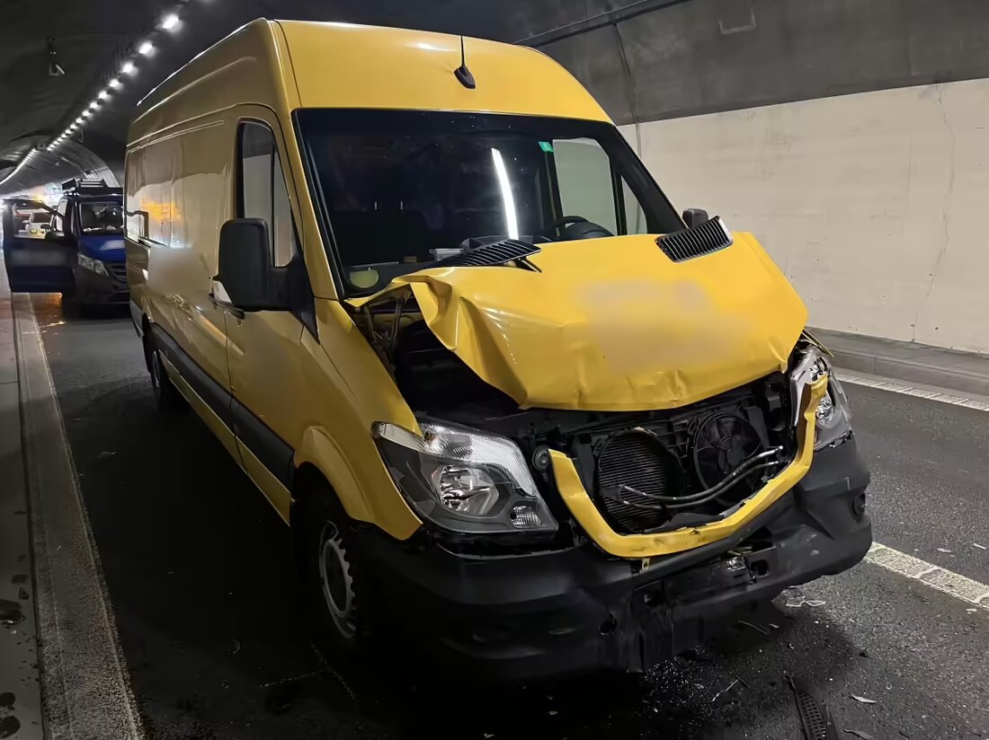 Am 28.10.2024 kam es auf der A15 bei Eschenbach zu einer Auffahrkollision zwischen vier Fahrzeugen, die Verletzte und hohen Sachschaden verursachte.
