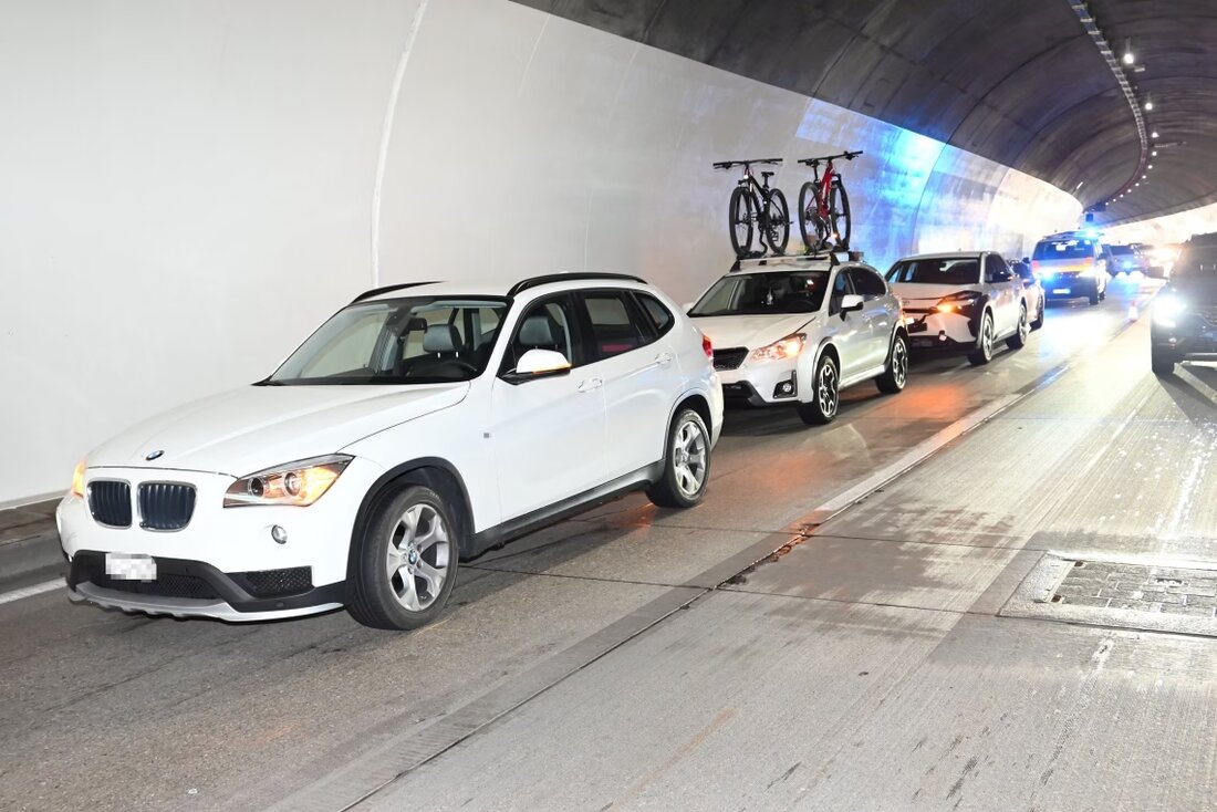 Am Montag kam es auf der A3 bei Unterterzen zu einer Auffahrkollision mit vier Autos, wobei erheblicher Sachschaden entstand.