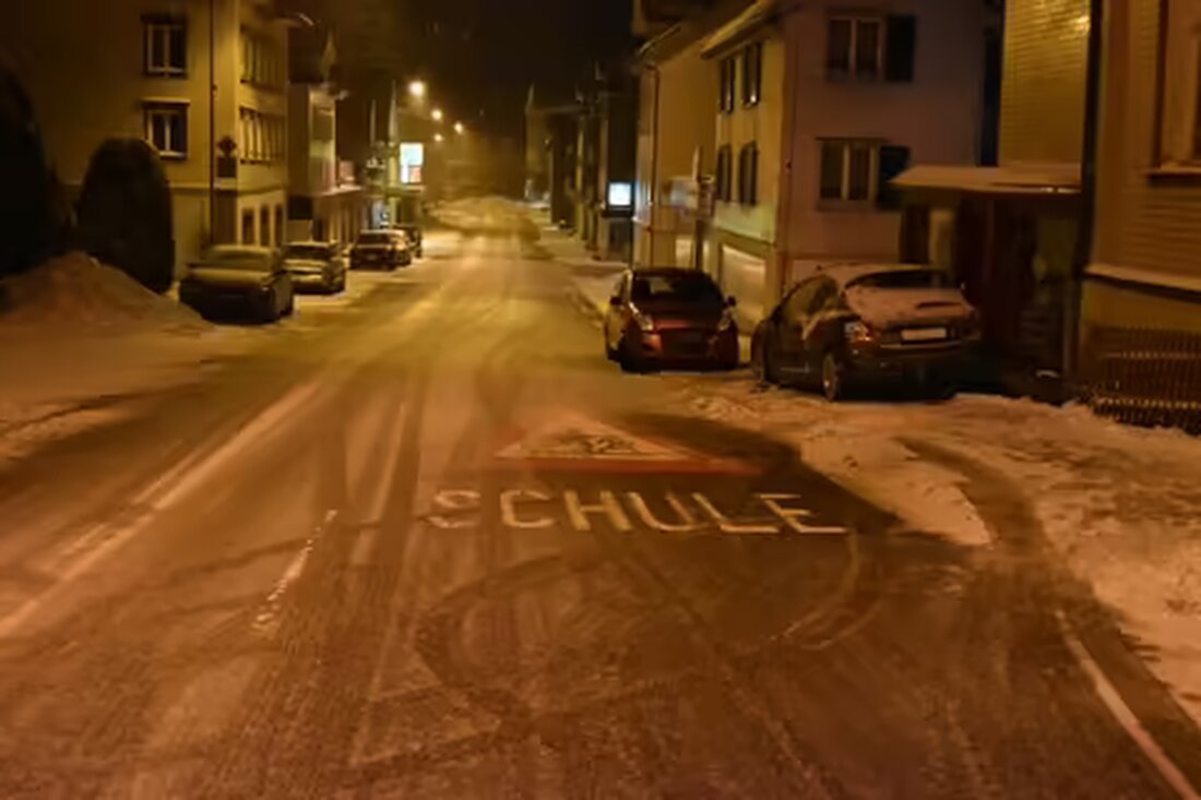 Ein 19-jähriger Fahrer verunglückte am 1. Februar 2022 in Oberegg auf winterlicher Fahrbahn, es entstand 10'000 Franken Schaden.