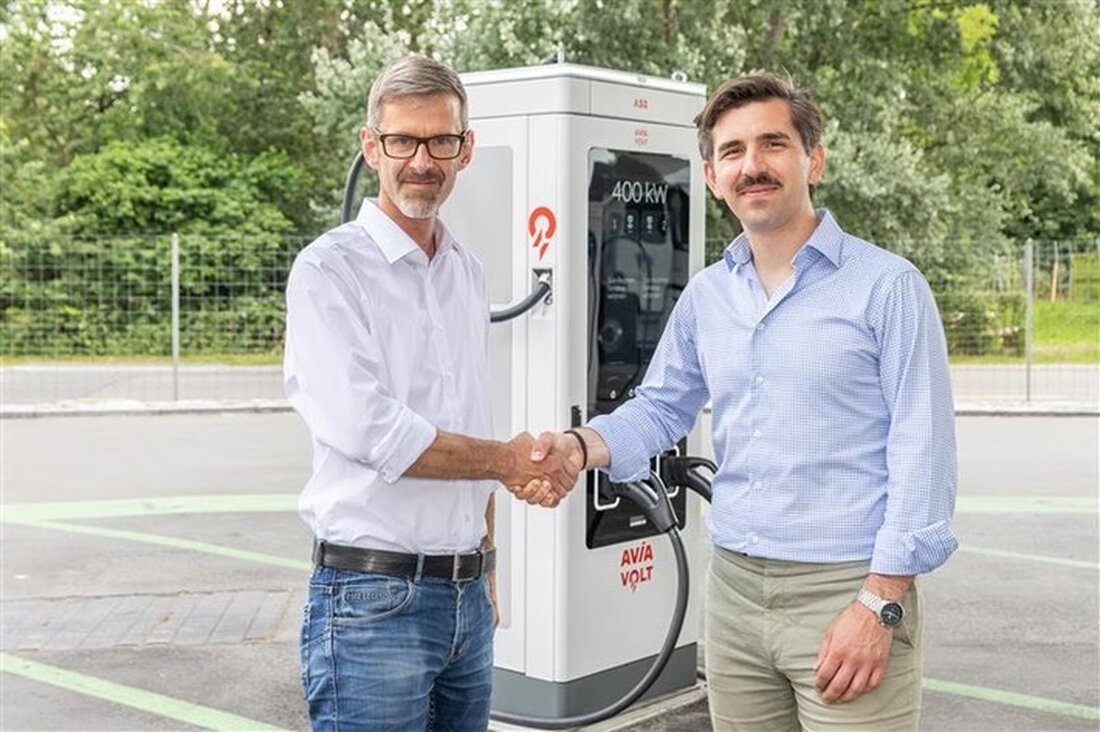 AVIA VOLT kooperiert mit ABB und Etrel, um die Elektromobilität in der Schweiz voranzutreiben und innovative Ladelösungen anzubieten.