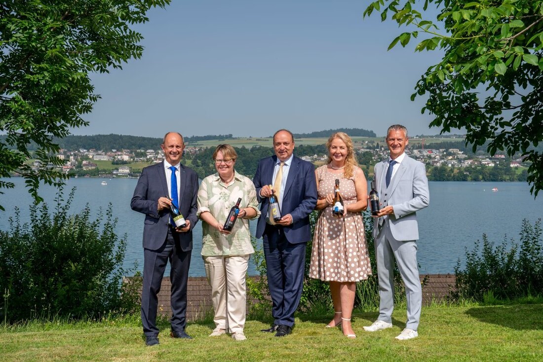 Die Aargauer Staatsweine 2025 wurden gekürt. Fünf Siegerweine, darunter ein Schaumwein, glänzen auf der Feier am Hallwilersee.