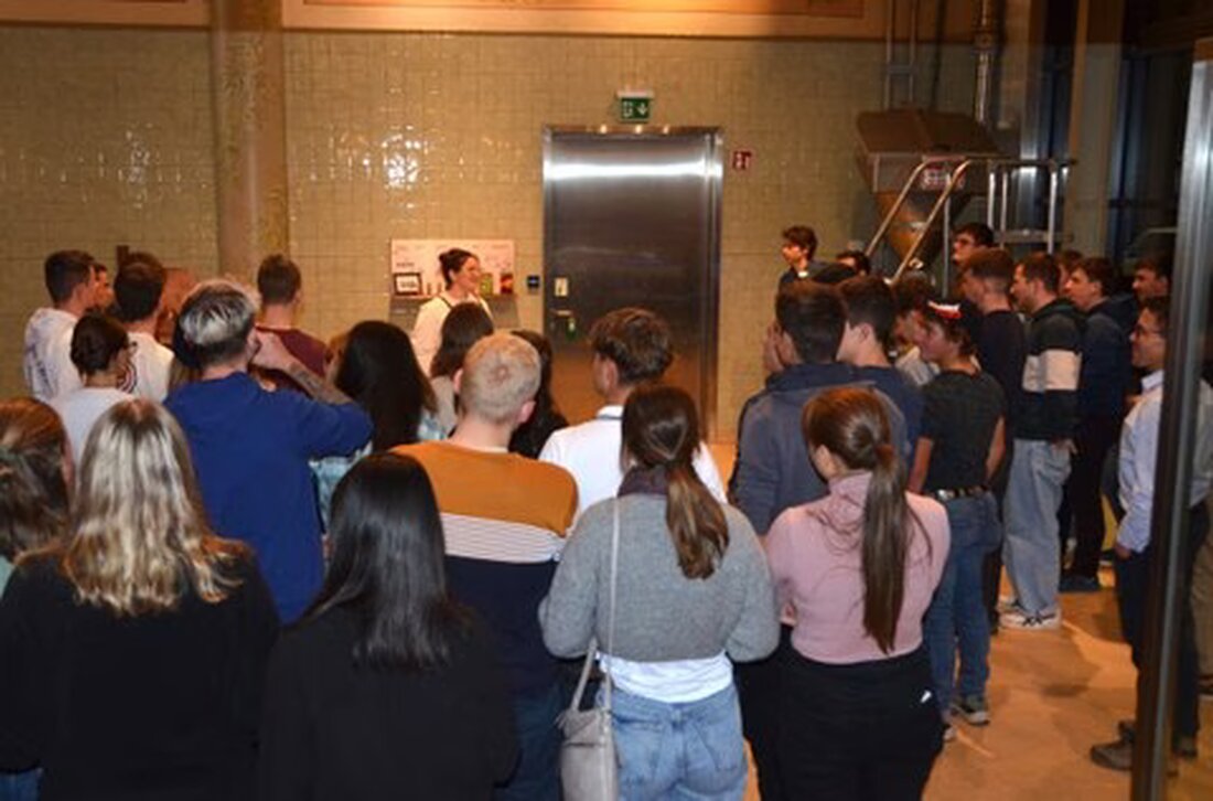 Lernende feiern beim Abschlussevent im Brauquöll Appenzell und blicken optimistisch auf ihre Berufszukunft und die bevorstehenden Prüfungen.