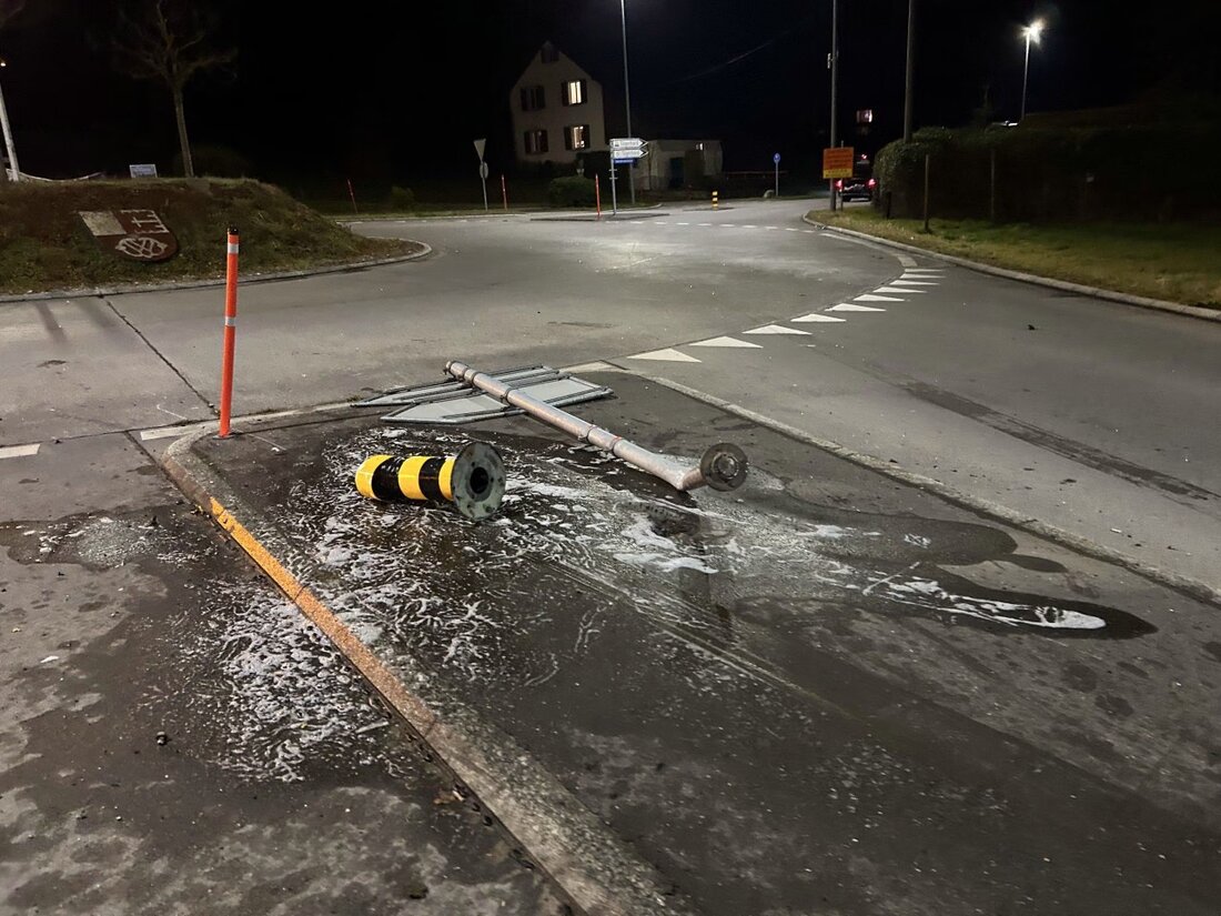 Ein 21-jähriger Autofahrer prallte in Würenlos gegen einen Inselschutzpfosten, abgelenkt durch ein Telefonat. Unverletzt, erheblicher Sachschaden.