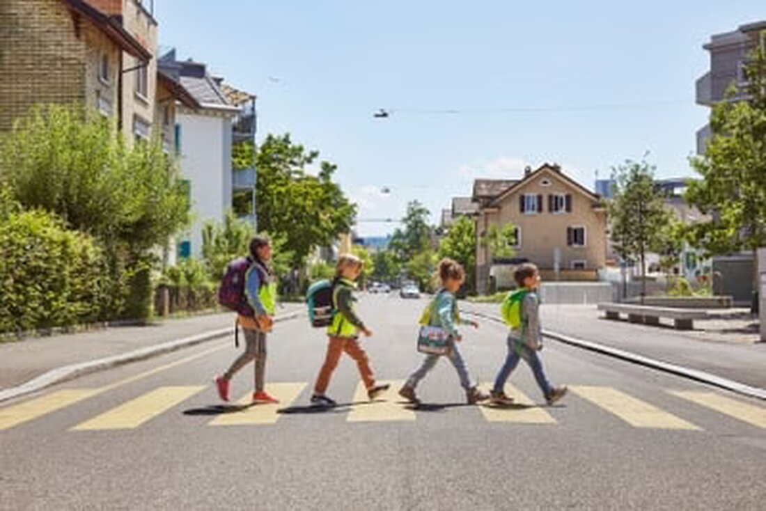 Die Kantonspolizei Basel-Stadt fordert erhöhte Achtsamkeit im Verkehr zum Schulstart am 11. August, um die Sicherheit der Kinder zu gewährleisten.