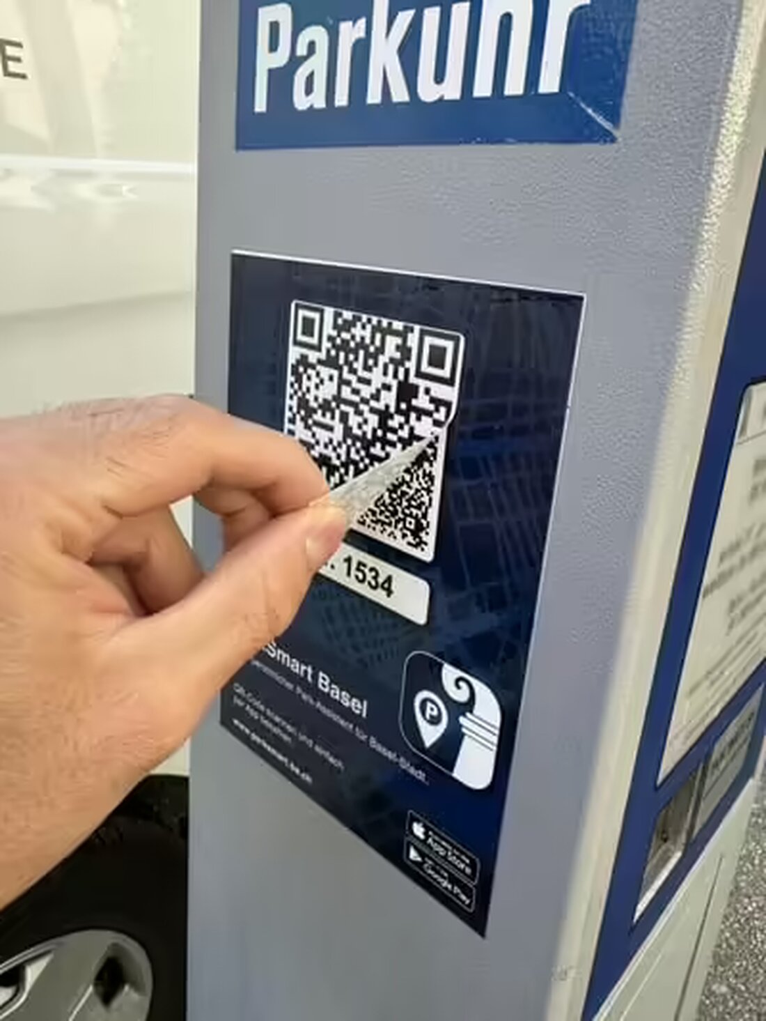 Die Kantonspolizei Basel-Stadt warnt vor gefälschten QR-Codes an Parkuhren, die Kreditkartendaten stehlen. Nutzen Sie die App "ParkSmart Basel" oder zahlen Sie bar.