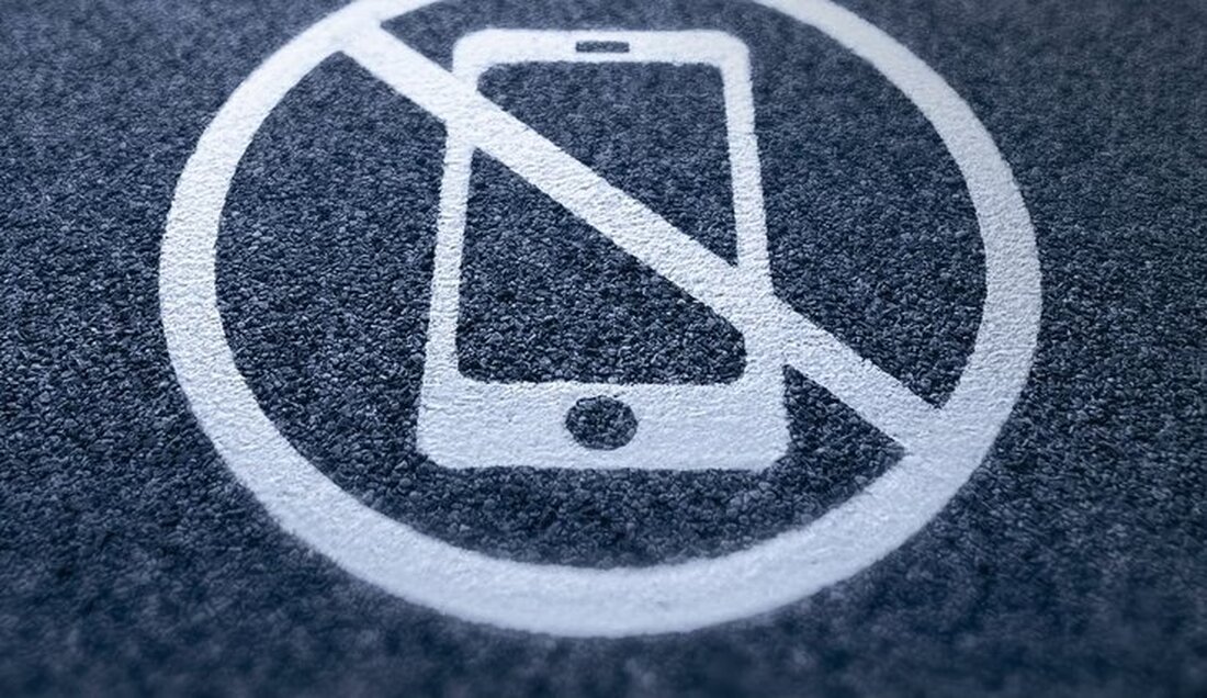 Die neue Verkehrssicherheitskampagne der Waadtländer Polizei und des BPA sensibilisiert für Ablenkung am Steuer. „Wenn Sie fahren… fahren Sie!“ vermittelt den wichtigen Fokus auf die Straße und warnt vor Ablenkungen.