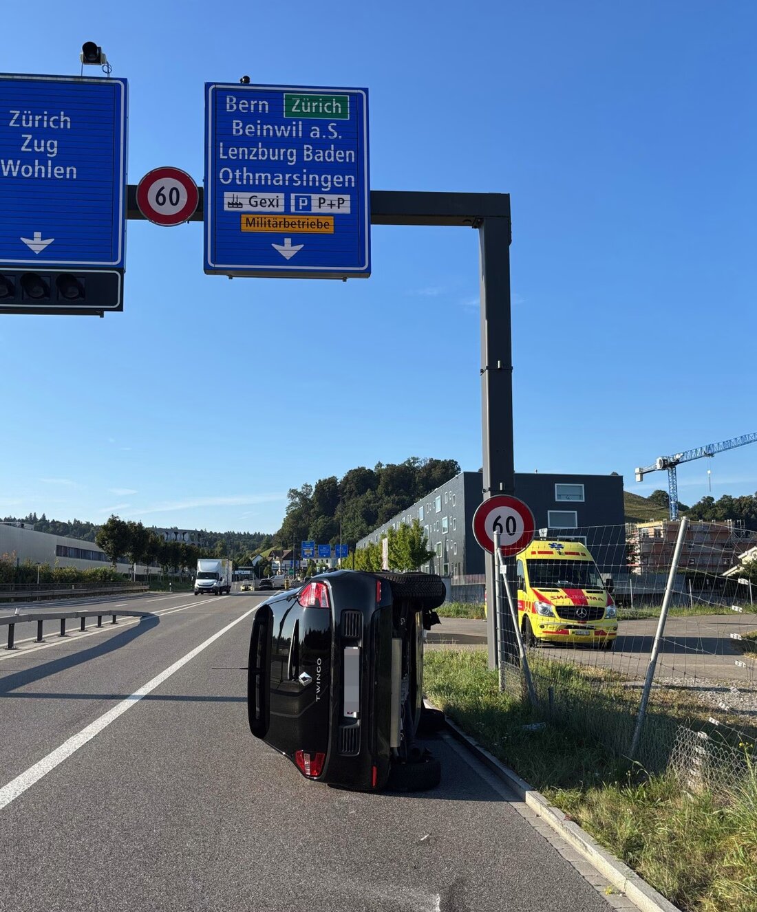 Zwei Autofahrer verursacht am Montag wegen Ablenkung Selbstunfälle bei Lenzburg und auf der A3 in Frick. Niemand verletzt.