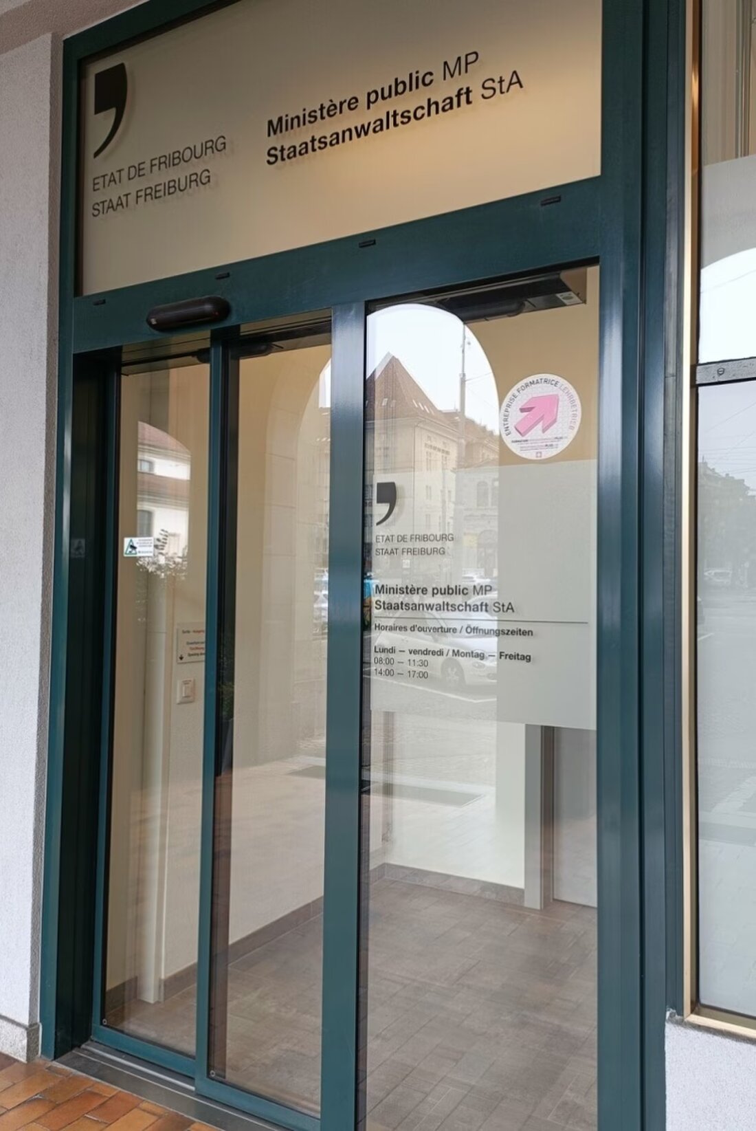 Ein Automobilist gefährdete Ende September 2025 auf der A12 einen Strassenwärter. Der Strafbefehl der Freiburger Staatsanwaltschaft ist rechtskräftig.