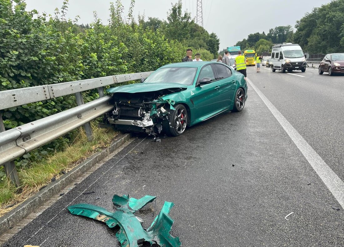 Am Montag verlor ein Autofahrer auf der A1 bei Suhr die Kontrolle über seinen Wagen und prallte gegen Leitplanken. Glücklicherweise gab es keine Verletzten.