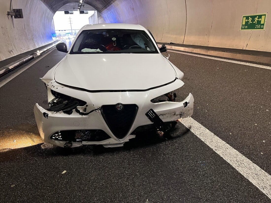 Ein Alfa-Romeo verunfallte im Habsburgtunnel auf der A3, Fahrer unter Alkoholeinfluss ins Spital gebracht.