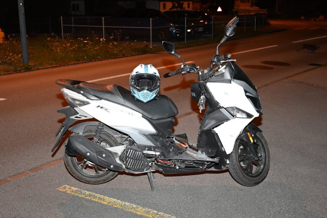 Am Dienstag verlor ein alkoholisiert fahrender Rollerfahrer in Oberriet die Kontrolle und prallte gegen ein parkiertes Auto.