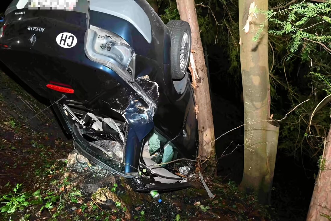 In Flawil überschlug sich ein alkoholisierten 19-jährige Fahrerin mit ihrem Auto. Beide Insassen wurden leicht verletzt.