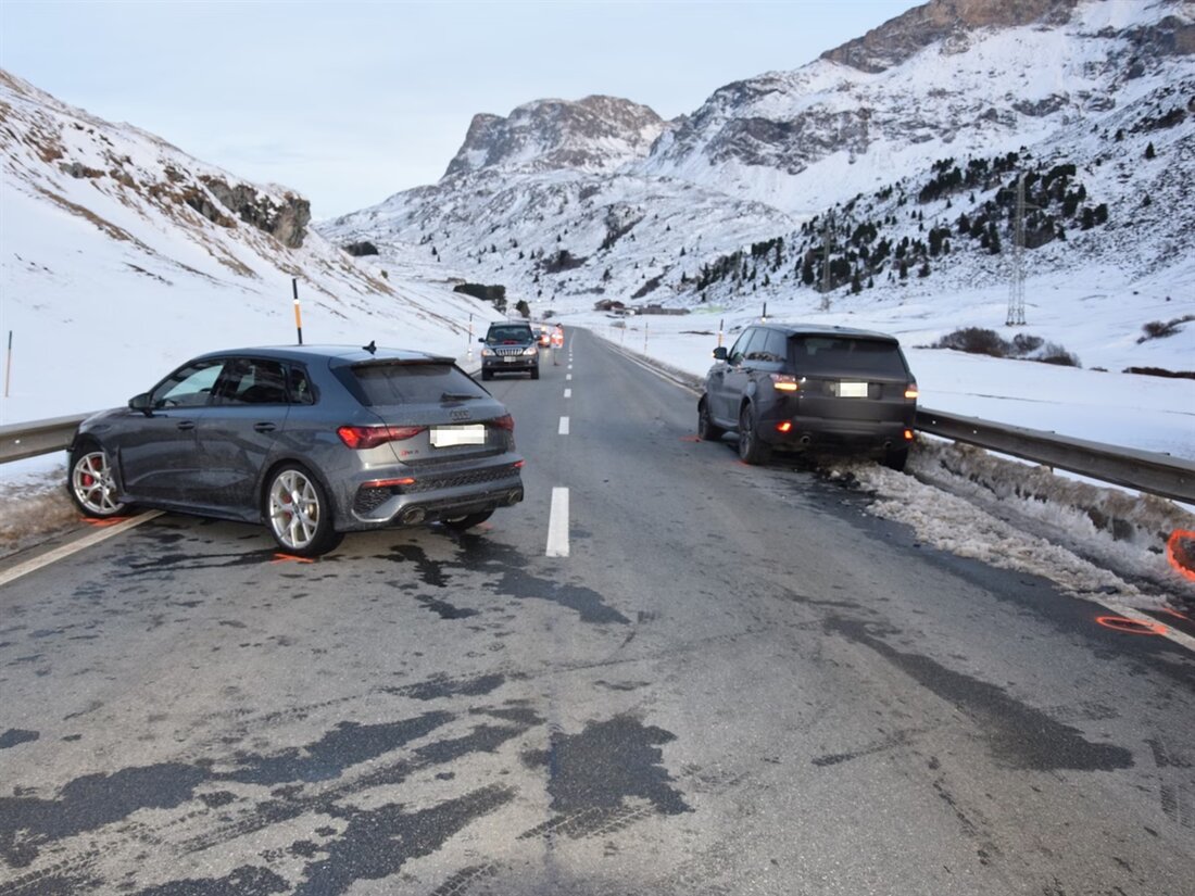 Am 25.11.2024 kam es in Bivio zu einer seitlich-frontalen Kollision zwischen zwei Autos. Ein 84-Jähriger übersah einen anderen Fahrer, der alkoholisiert war.
