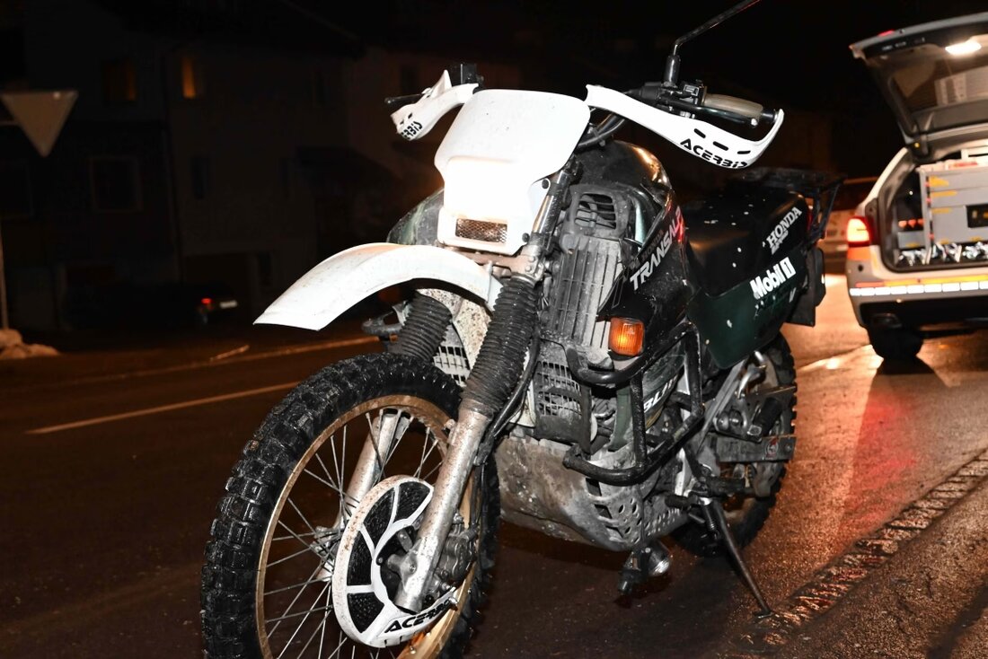 In Lenggenwil kam es zur Kollision zwischen einem alkoholisierten Motorradfahrer und einer 17-jährigen Fussgängerin.