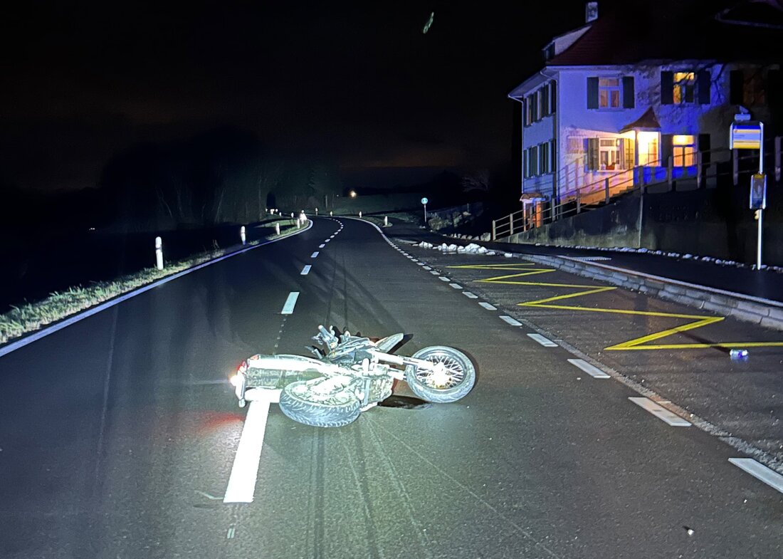 In Hüttwilen entzieht sich ein alkoholisierter Motorradfahrer einer Kontrolle und verunfallt zwei Mal. Leichte Verletzungen und Sachschaden.