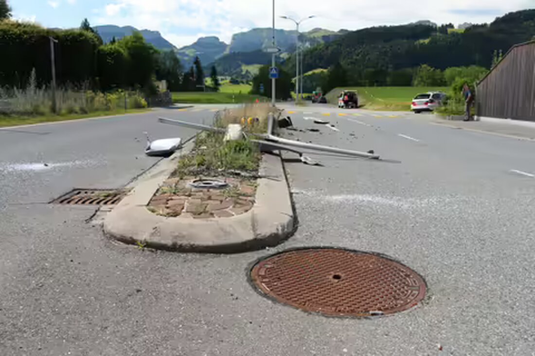 Eine 25-Jährige verursachte in Appenzell einen Selbstunfall unter Alkoholeinfluss. Ihr Fahrzeug erlitt Totalschaden; niemand wurde verletzt.