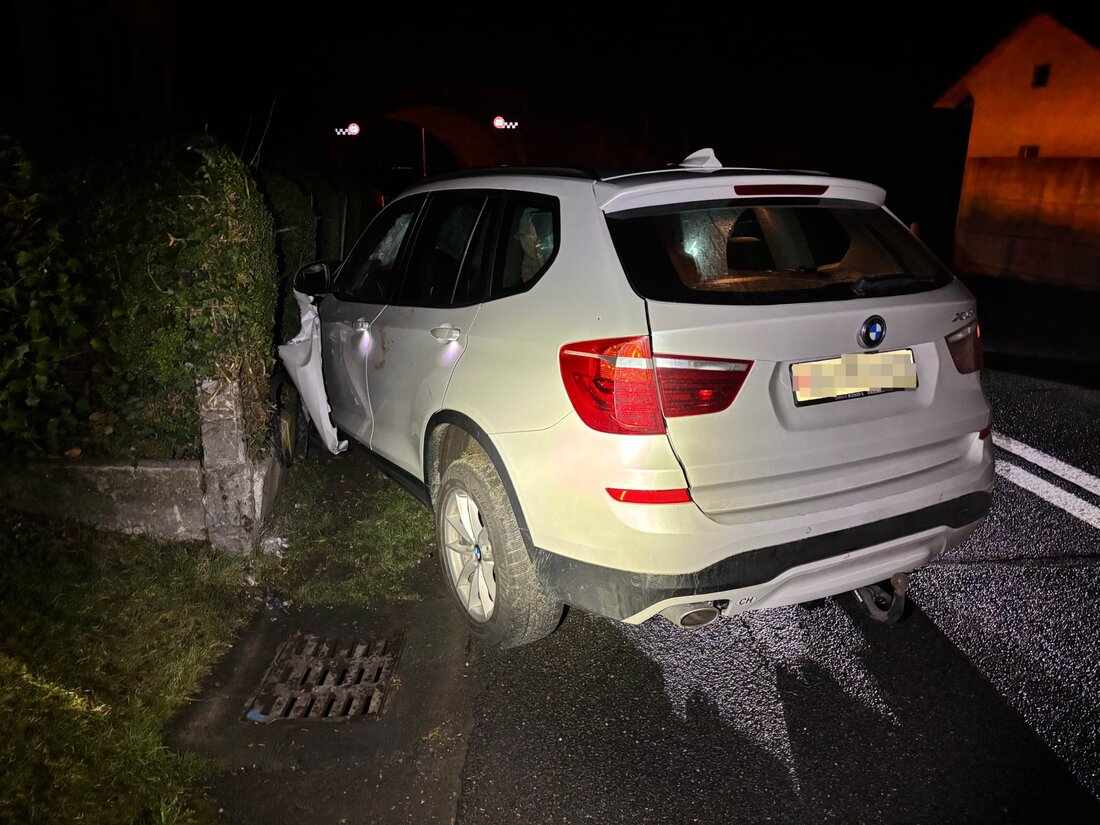 Eine alkoholisierte 26-jährige Autofahrerin verunfallte in Winden, verletzte sich leicht und musste ihren Führerschein abgeben.