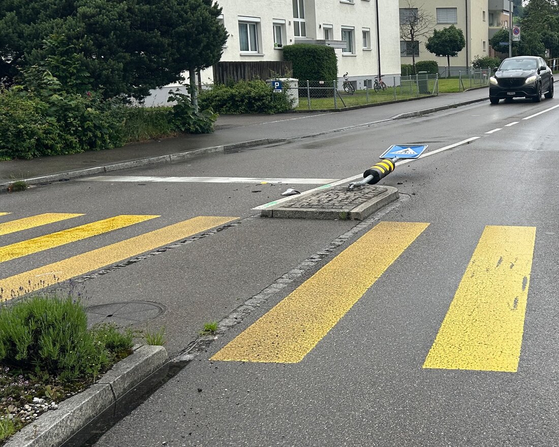 Eine alkoholisierte Autofahrerin verunfallte in Rickenbach bei Wil. Sie überfuhr eine Mittelinsel und kollidierte mit einem Schild, Sachschaden entstand.