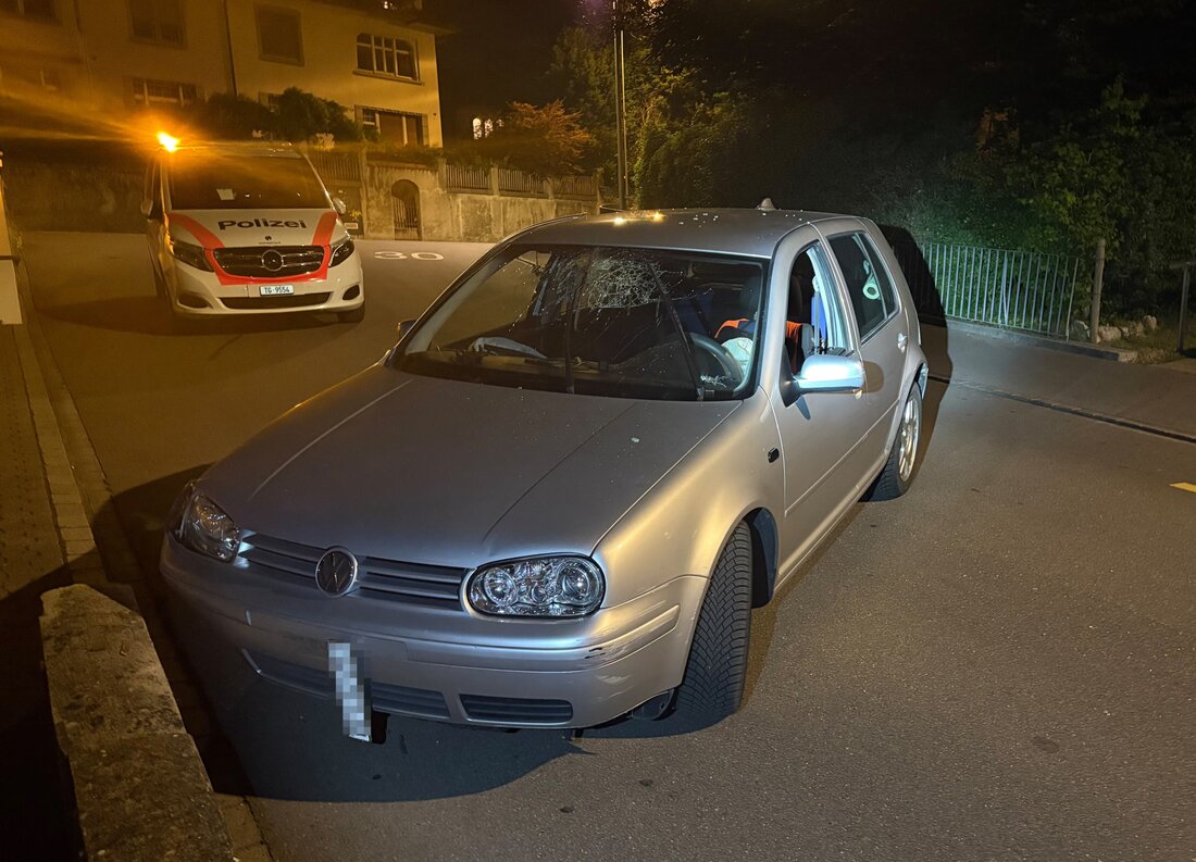 Alkoholisierter Fahrer in Arbon kollidiert mit Mauer und muss Führerausweis abgeben. Leicht verletzt, hoher Sachschaden.