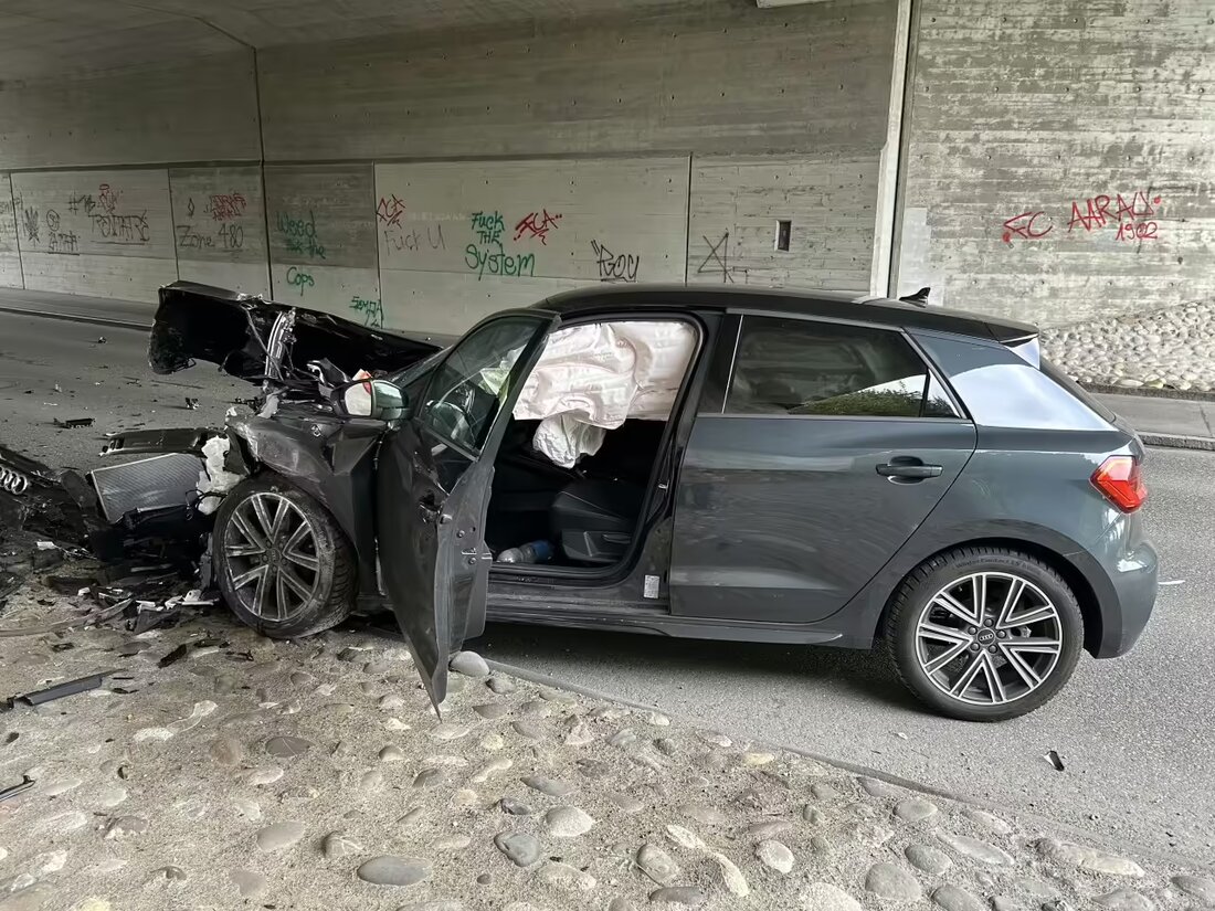 Ein alkoholisierter Fahrer nickte am Steuer ein und prallte in Buchs gegen eine Betonwand. Er wurde leicht verletzt, das Auto ist Schrott.