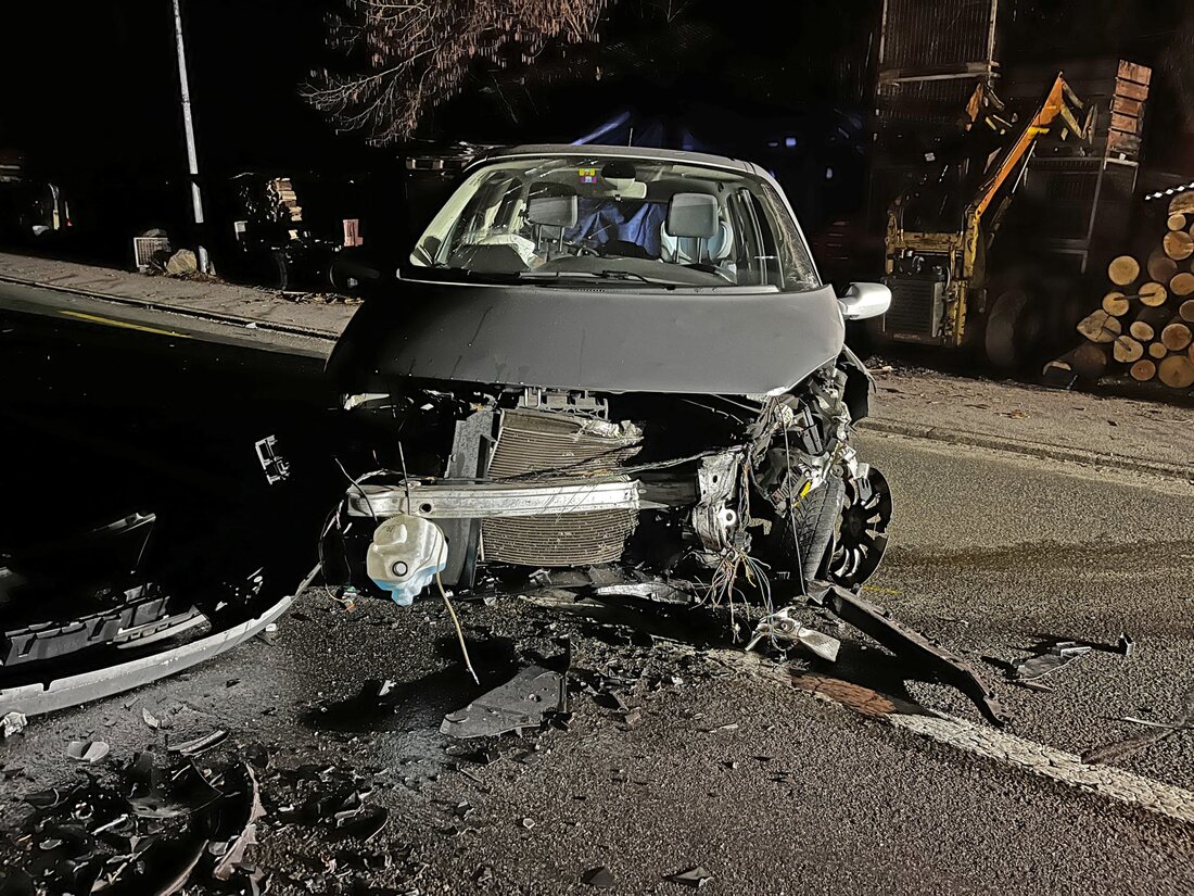 Alkoholisierter Fahrer kollidiert in Hauptwil mit anderem Auto. Führerausweis abgenommen, niemand verletzt.