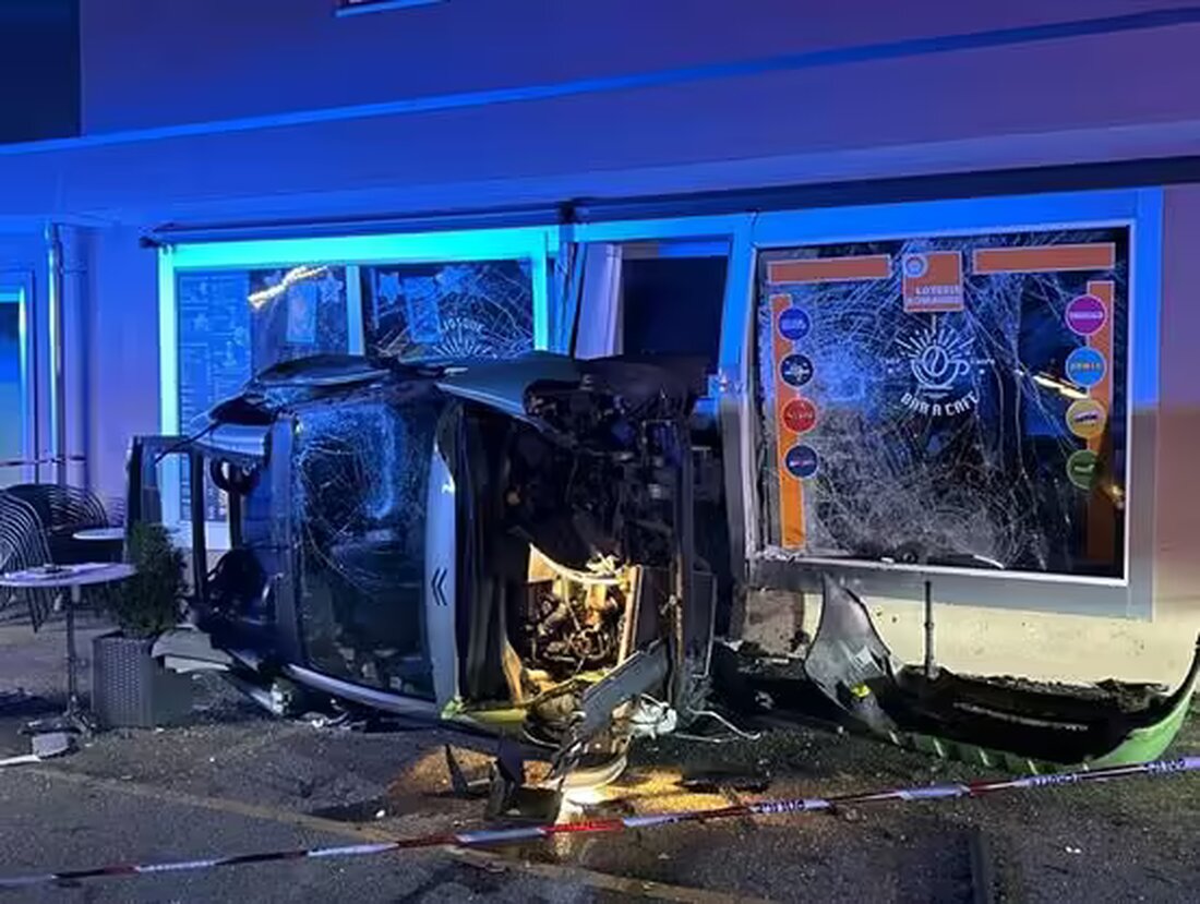 Ein alkoholisierter Fahrer hat in Corcelles bei einem Unfall ein Gebäude beschädigt. Zeugenaufruf zur Klärung des Vorfalls.