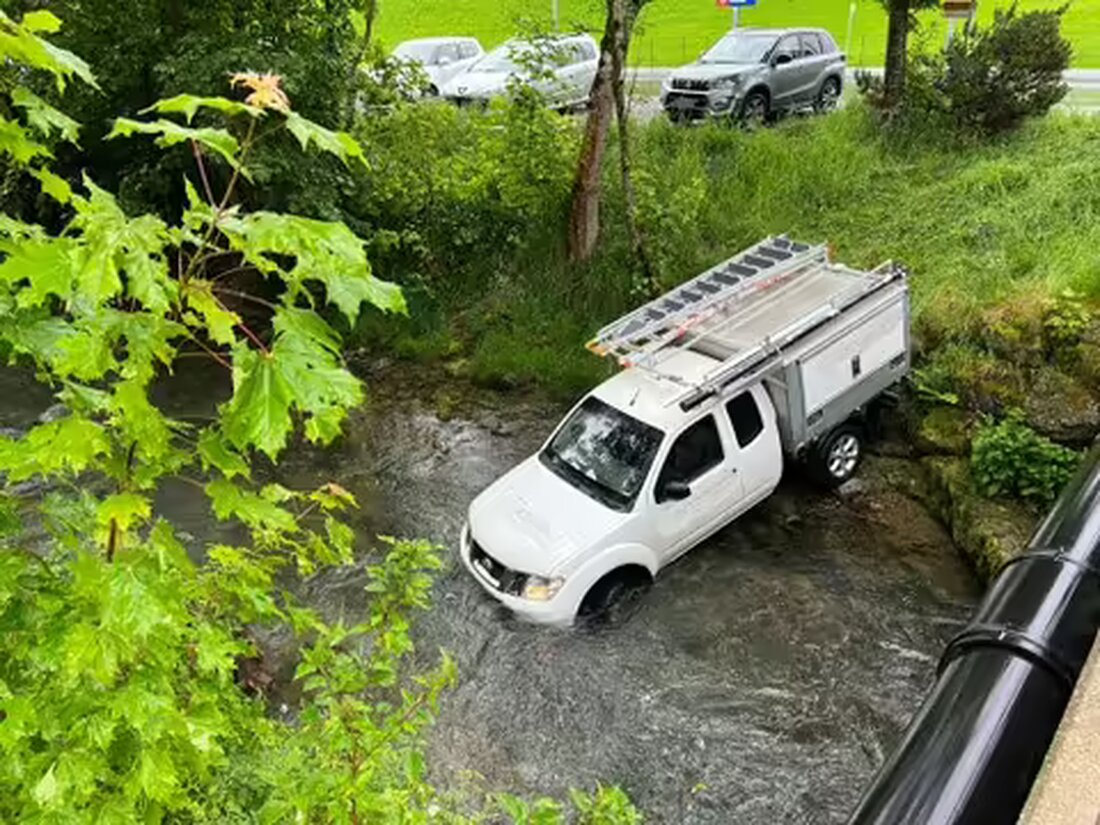 Ein 26-Jähriger verunglückt am Pfingstsonntag in Schwende unter Alkoholeinfluss und fährt ins Bachbett. Fahrzeug geborgen.
