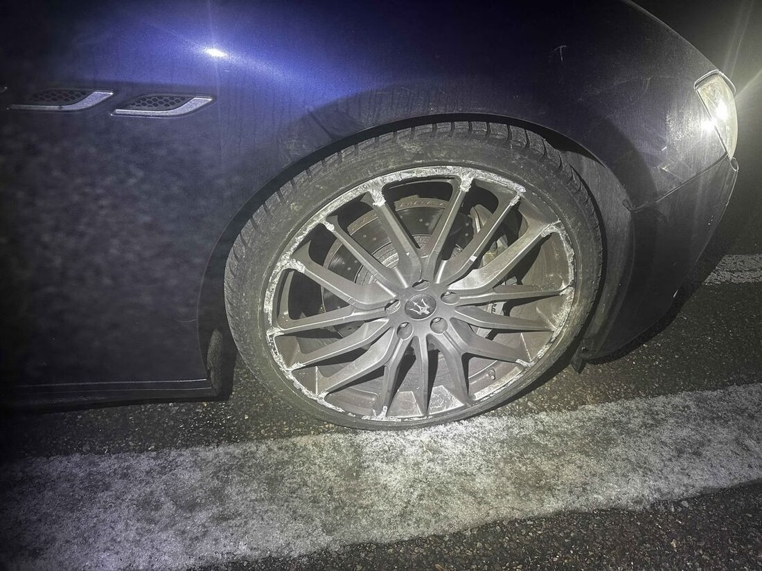 Ein Airbag wurde ausgelöst, als ein Mann mit Alkohol am Steuer in Teufen gegen einen Randstein fuhr; niemand wurde verletzt.