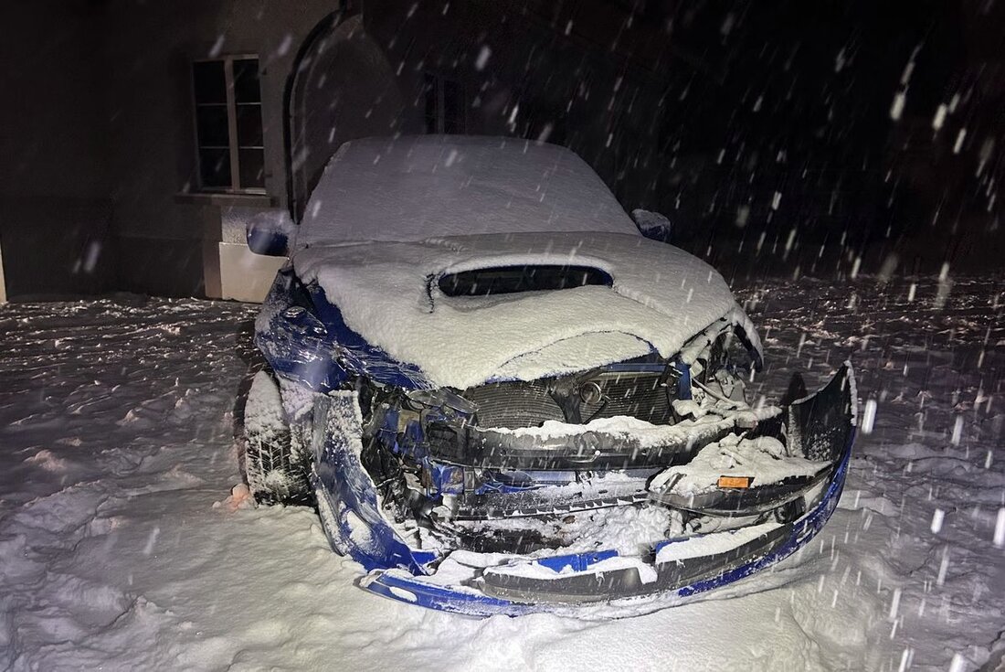 Ein alkoholisierter Autofahrer prallte am 2. Januar 2026 in Schönengrund gegen eine Hauswand. Er blieb unverletzt.