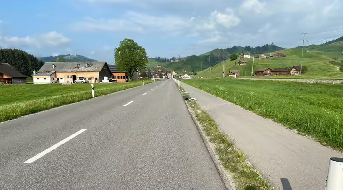 Ein 31-jähriger Fahrer verursachte einen Selbstunfall in Gonten unter Alkoholeinfluss und entfernte sich von der Unfallstelle.