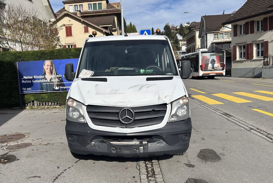 In Herisau verursachte ein alkoholisierter Fahrer einen Auffahrunfall, bei dem Sachschaden an zwei Lieferwagen entstand.