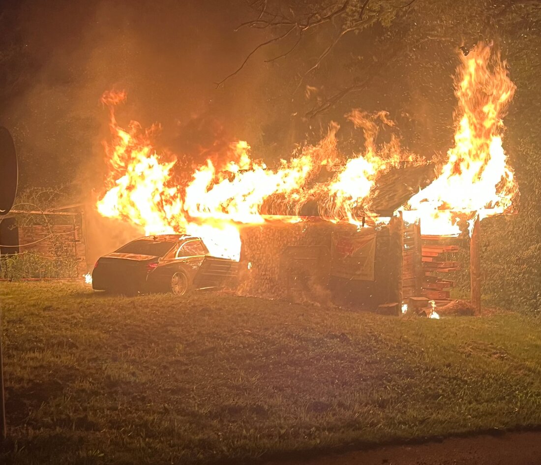In Weiningen verunfallte ein alkoholisierter Fahrer, dessen Auto Feuer fing. Ein Mitfahrer erlitt leichte Verletzungen.