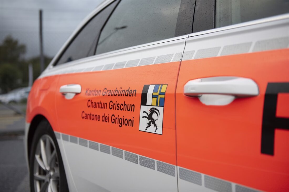 In Sur verursachte ein alkoholisierter Fahrer einen Selbstunfall. Zwei Personen wurden verletzt, während die Polizei den Vorfall untersucht.