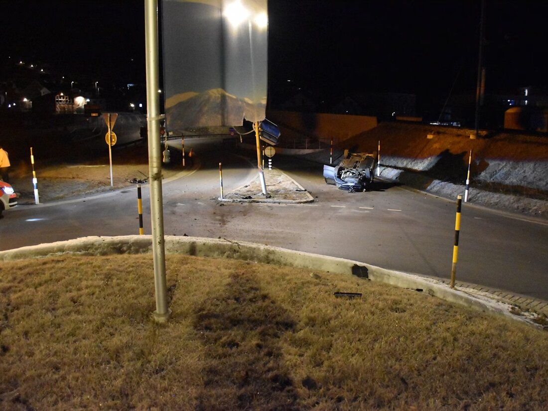 Ein alkoholisierter Autofahrer verursachte in Samedan einen Selbstunfall, nachdem er in einen Kandelaber krachte. Der 31-Jährige wurde ins Spital gebracht.