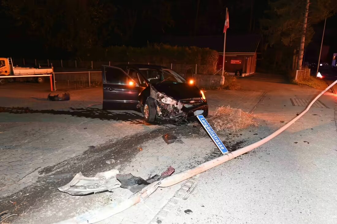 Ein 38-jähriger Fahrer verursachte in Buchs, alkoholisiert, einen Selbstunfall gegen einen Kandelaber. Sachschaden: 30'000 Franken.