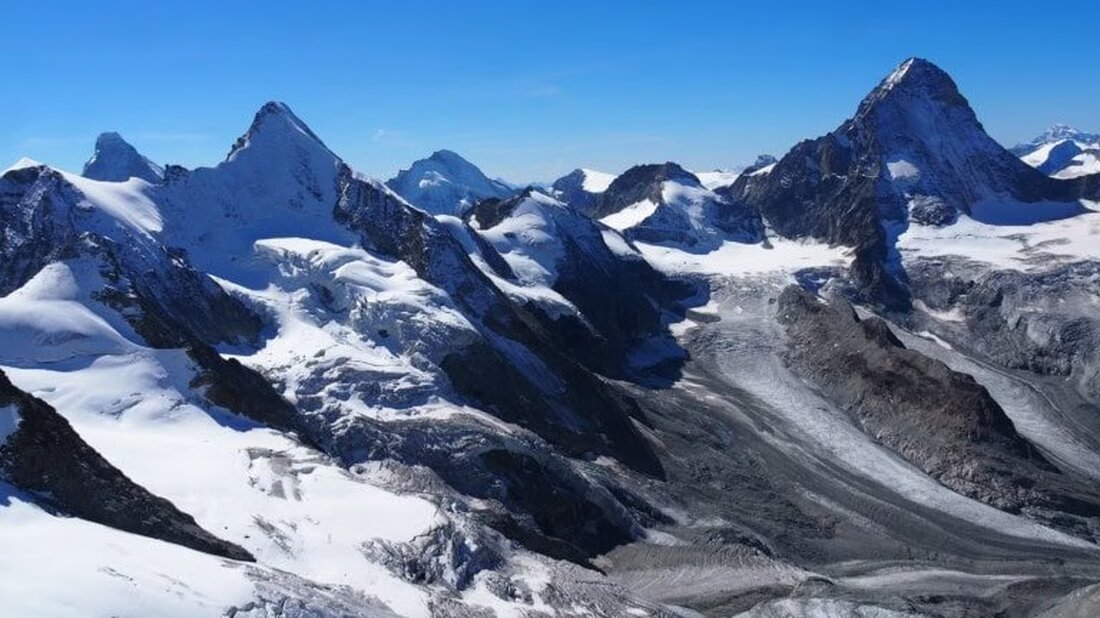 Ein 46-jähriger Schweizer Alpinist starb bei einem Sturz am Zinalrothorn. Die Ursachen werden von der Staatsanwaltschaft untersucht.